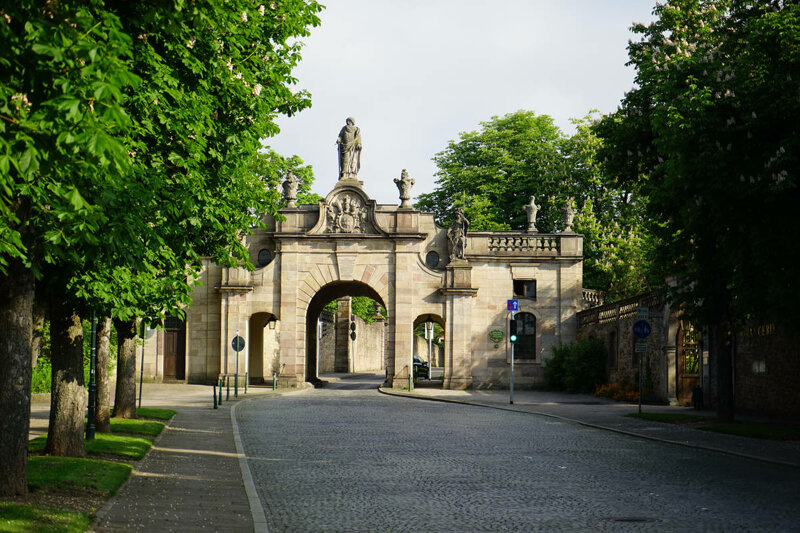 Panoramablick auf Dom, Schlossgarten und Orangerie in Fulda