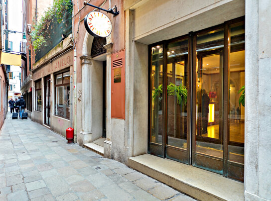 Eingang zum All'Angelo Art Hotel von der Landseite