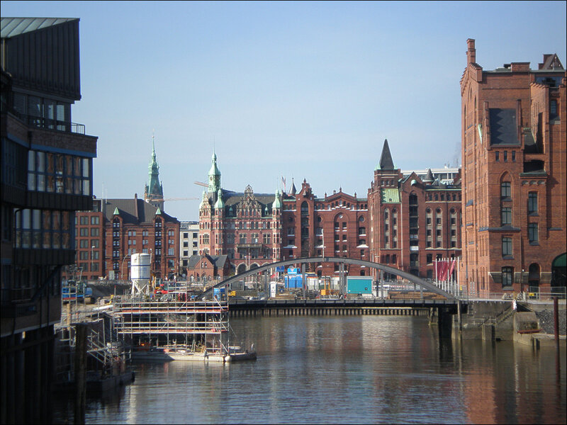 Hamburg Speicherstadt – Blick auf die historischen Backsteinkanäle im Hamburger Hafen