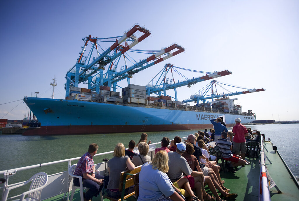 Passagierschiff Zephira Seebrücke Containerschiff in Zeebrugge