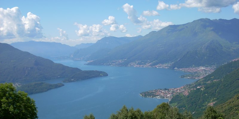Blick von oben auf den Comer See
