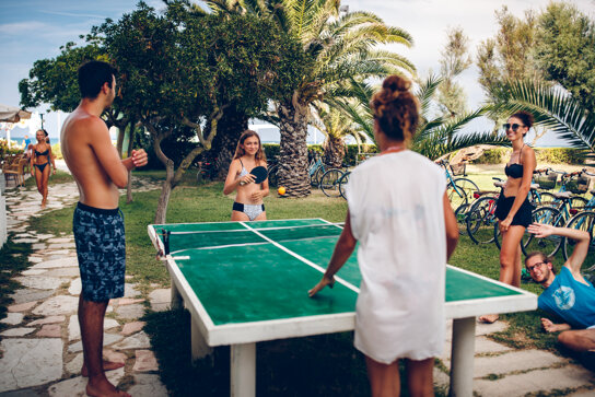 Personen spielen Tischtennis