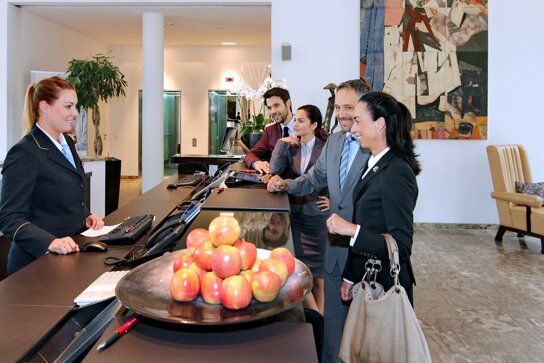 Menschen an der Rezeption