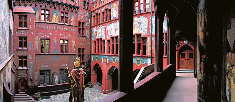 Basler Rathaus – leuchtend rotes Renaissancegebäude am Marktplatz