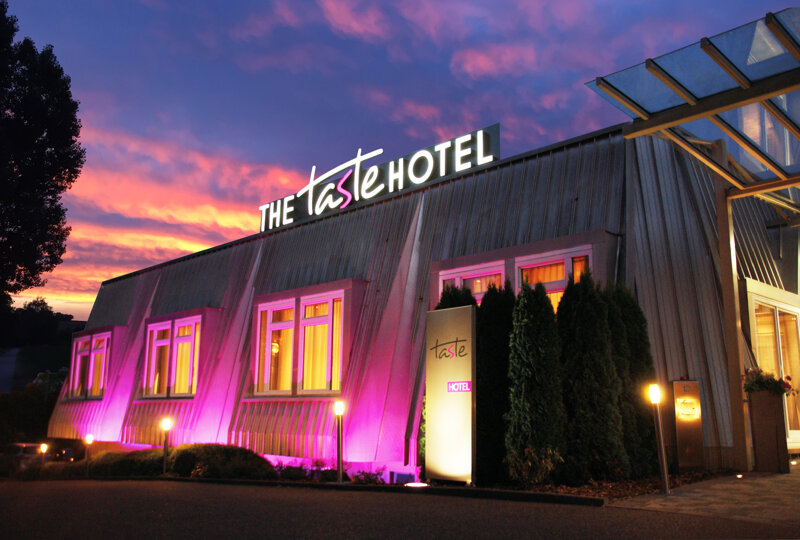 The Taste Hotel Heidenheim außen beleuchtet bei Nacht