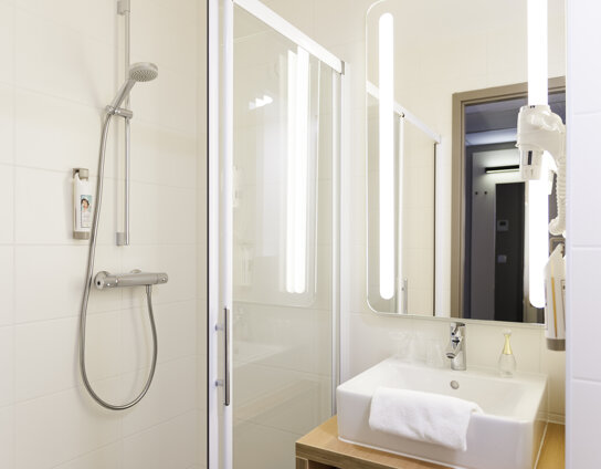 Badezimmer mit Dusche