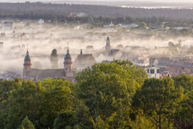 18 Sommer Kienberg Blick vom Friedrichsturm Marktplatz Morgen Nebel © Stadt Freudenstadt  Foto Heike Butschkus