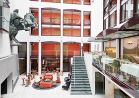 Foyer mit Bar und Frühstücksrestaurant