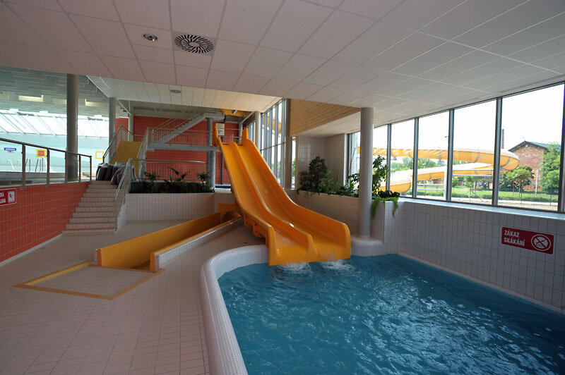 Rutsche ins Kinderbecken