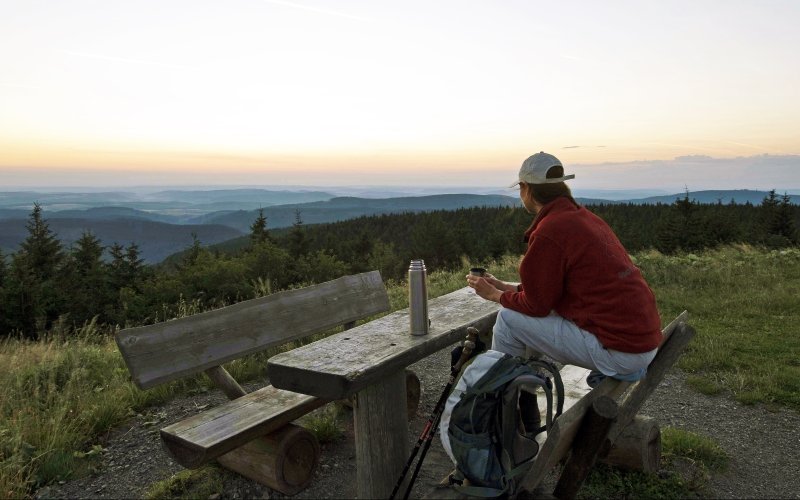 Wanderin macht Pause am Rennsteig