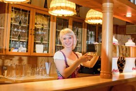 Manuela Wemmer zapft