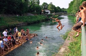Badende und Isarfloss bei der Grosshesseloher Brücke © München Tourismus Shahow Wali