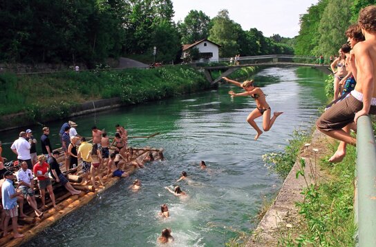 Badende und Isarfloss bei der Grosshesseloher Brücke © München Tourismus Shahow Wali