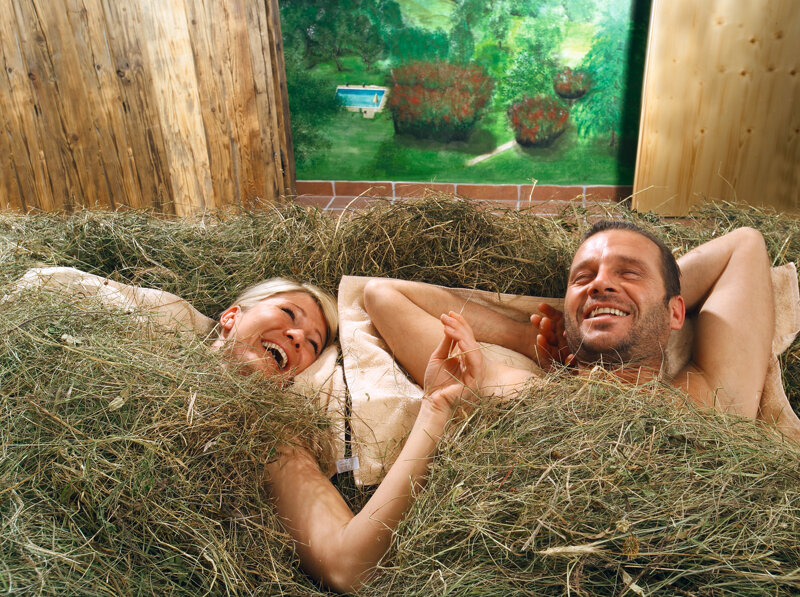 Wellness mal anders, Pärchen badet im Heu, Gesundheit durch die Kraft der Kräuter