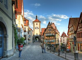 Plönlein Rothenburg o.d. Tauber- Sommer Brunnen Siebersturm Paar Kobolzeller Tor hell blauer Himmel©Rothenburg Tourismus Service, Plönlein, Exkl. WPfitzinger 83