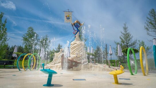 Outdoor Spielplatz mit Statue