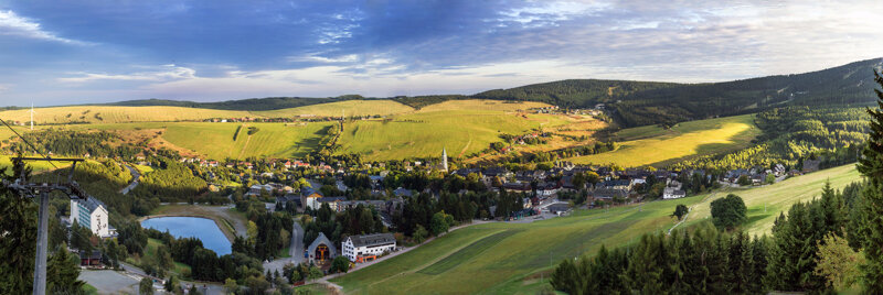 Blick auf den Kurort Oberwiesenthal im Erzgebirge