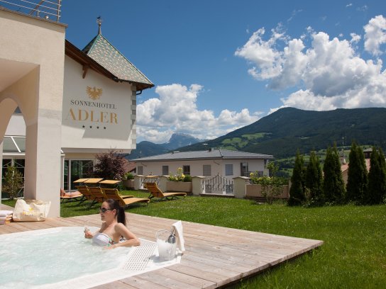 Frau im Whirlpool von oben