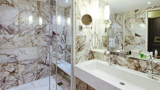 Badezimmer mit Dusche