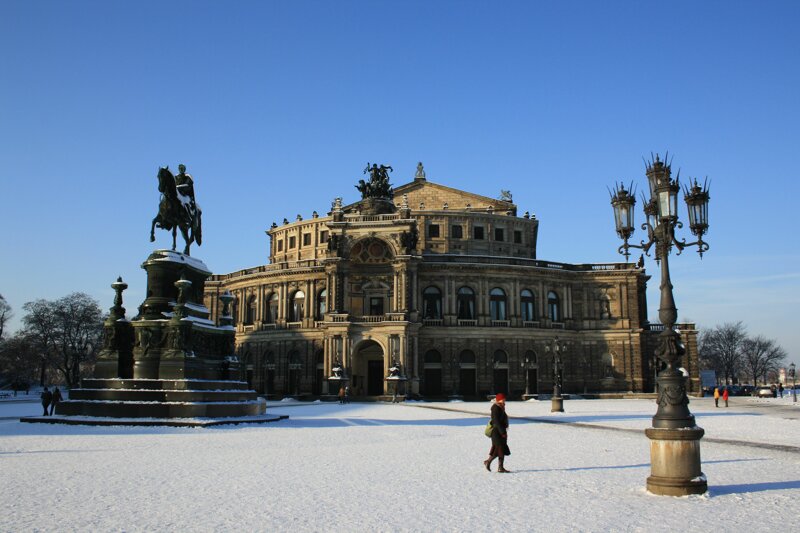 Semperoper im Schnee