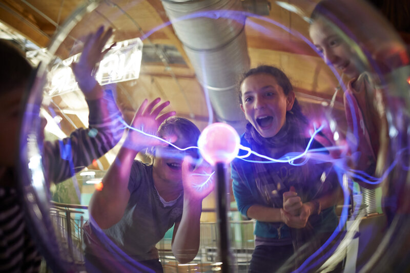 Kinder beim Experimentieren im Universum Bremen