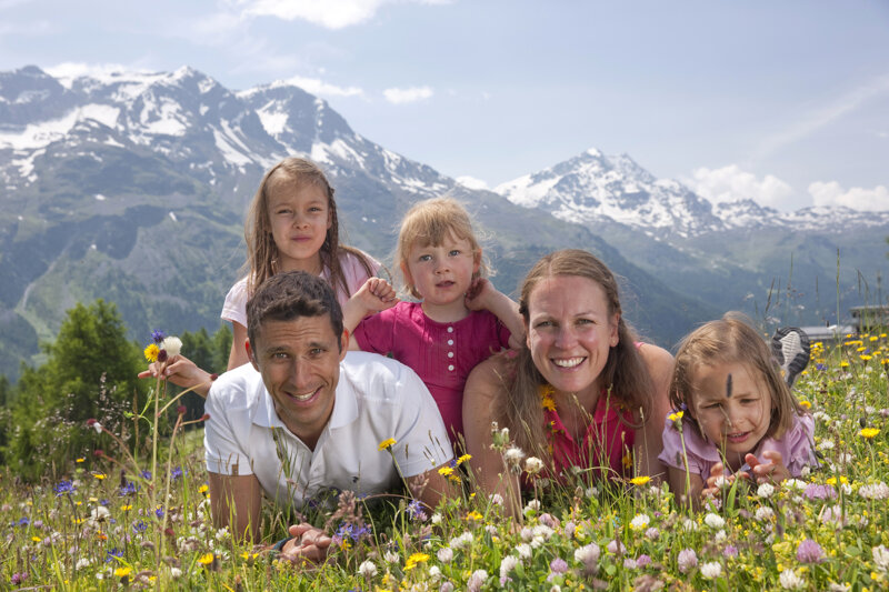 Familie auf dem Berggipfel