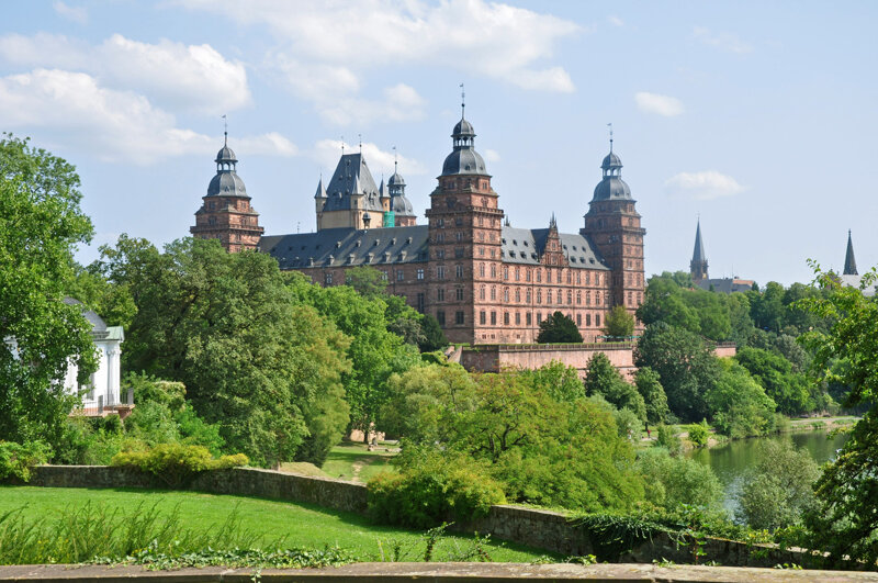 Mainufer Aschaffenburg mit Blick auf Schloss