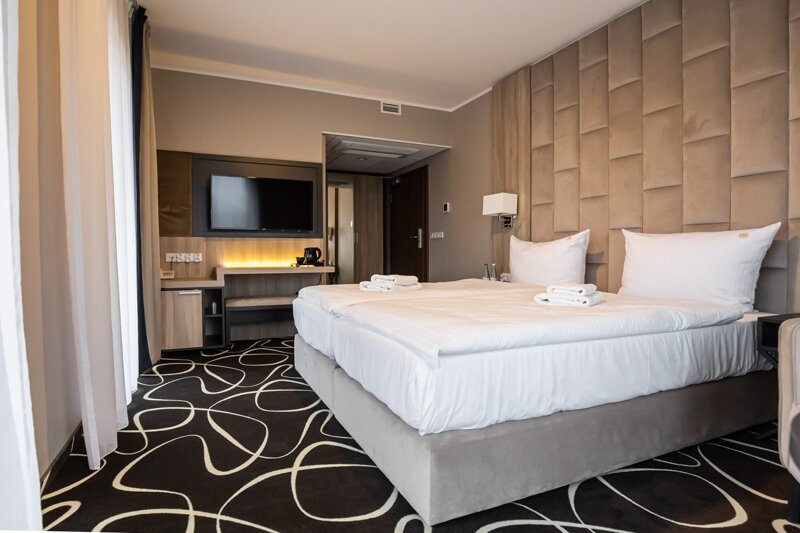 Doppelzimmer mit Teppich und TV