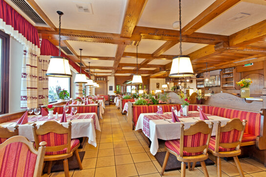 Restaurant mit gedeckten Tischen