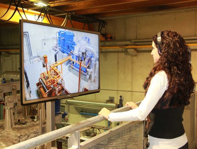 Besucherin vor einem Bildschirm