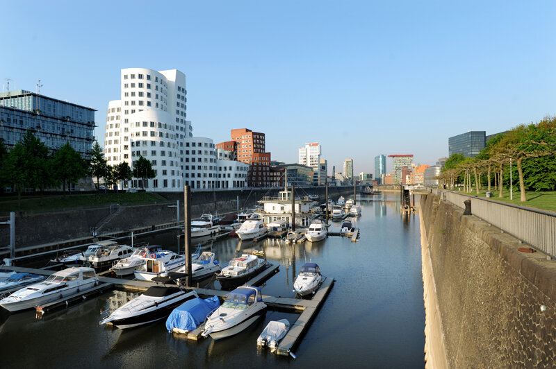 Gebäude und Schiffe Medienhafen