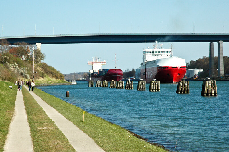 Nord-Ostsee-Kanal mit Fußweg