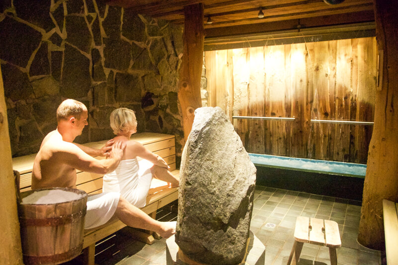 Sauna Mann massiert Frau den Rücken Sole-Therme Bad Harzburg