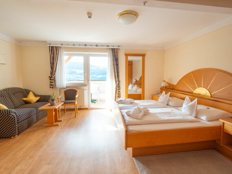 Doppelzimmer mit Sofa und Sitzecke