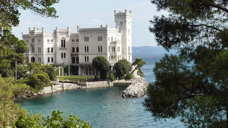 Schloss Miramare  am Wasser