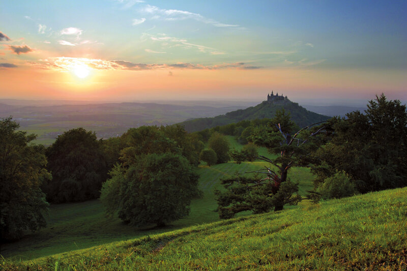 Blick vom Albtrauf auf Burg Hohenzollern – Ausflugsziel nahe Empfingen
