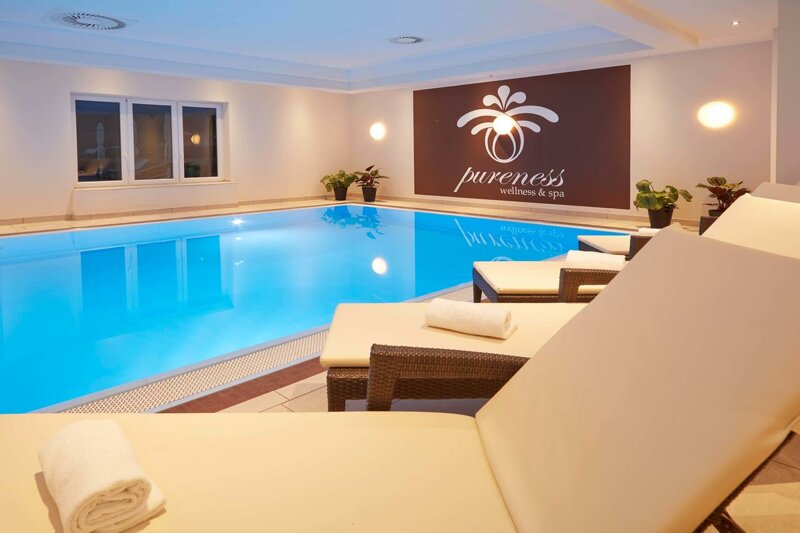 Indoor-Pool mit Ruheliegen