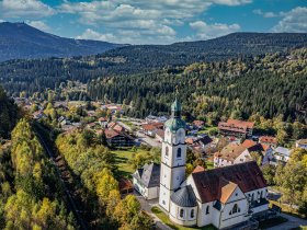 Ortansicht Bayerisch Eisenstein mit Kirche und Arber- Foto Bavarian Heart Photography