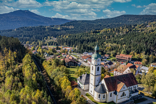 Ortansicht Bayerisch Eisenstein mit Kirche und Arber- Foto Bavarian Heart Photography
