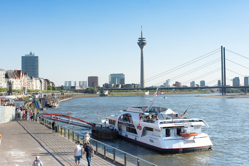 Abendstimmung am Burgplatz Düsseldorf mit Rheinschiff
