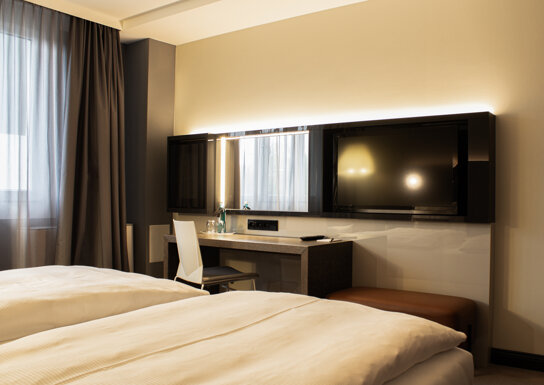 Doppelzimmer mit Schreibtisch und TV