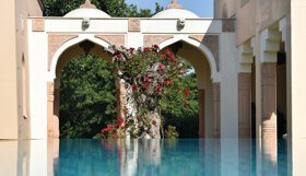 arkadengang-mit-rosenbaum-detail-1250x720