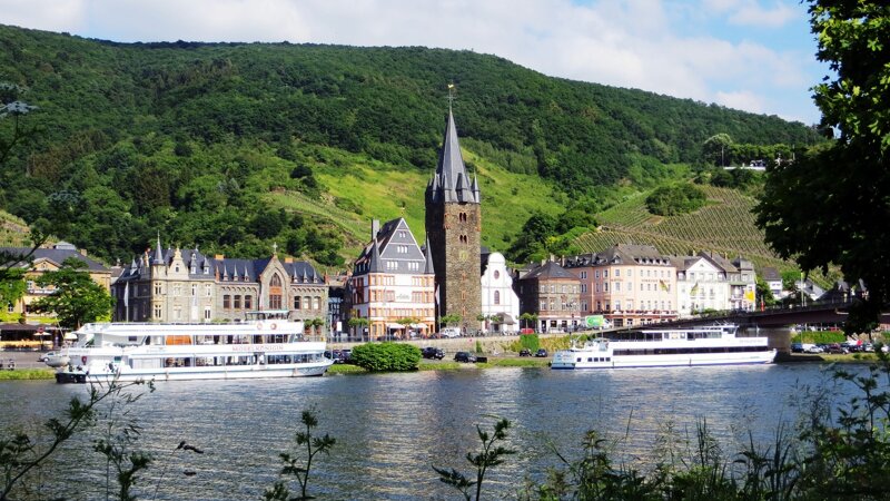 Altstadt von Bernkastel-Kues mit Fachwerkhäusern an der Mosel