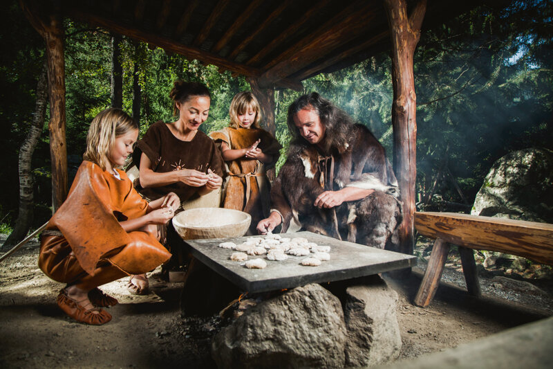 Familie im Steinzeitmusum