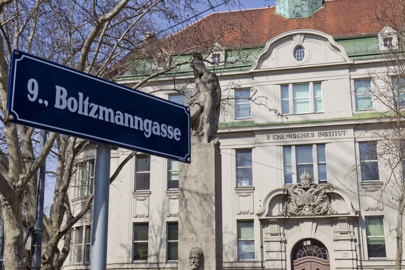 Straßenschild und alte Gebäude im Hintergrund