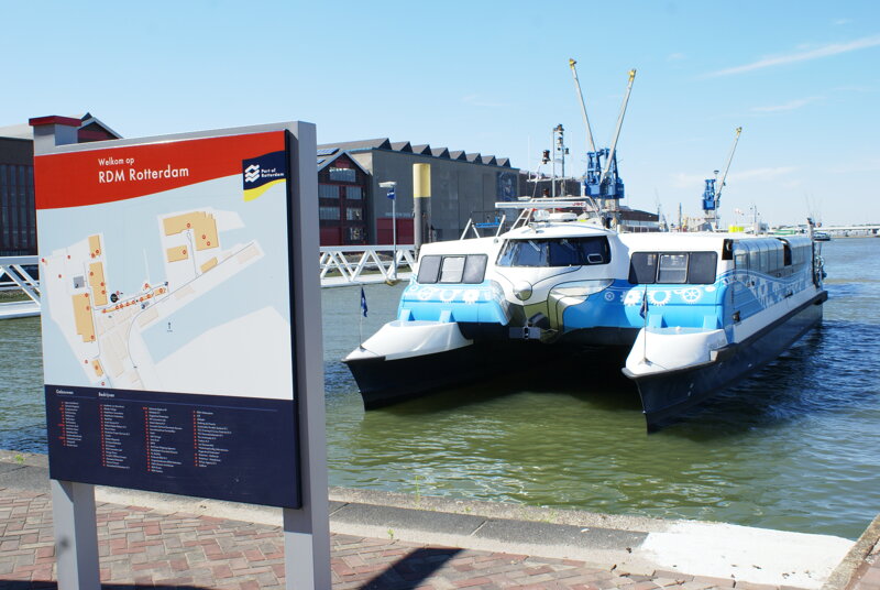 Wasserbus auf dem Fluss © Rotterdam Image Bank