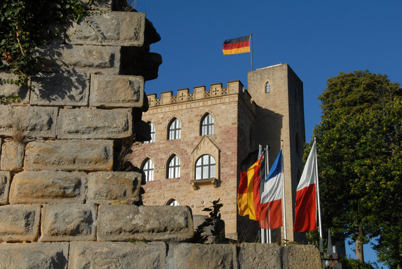Flaggen vor dem Hambacher Schloss