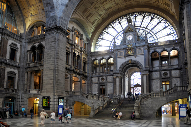 Eingangshalle des Bahnhofs Antwerpen-Centraal mit historischem Marmortreppenhaus