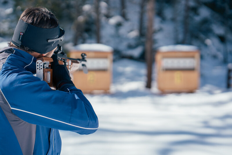 Mann beim Biathlon