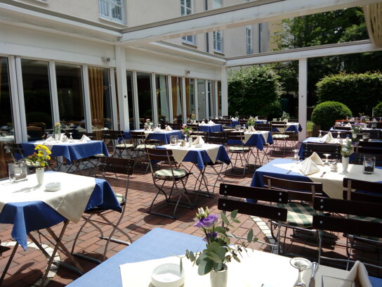 Terrasse mit Bestuhlung